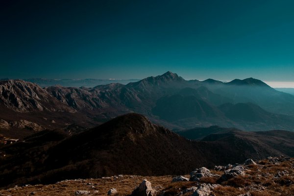 Quels sont les meilleurs endroits pour pratiquer le canyoning en Suisse : sites et saisons recommandés ?